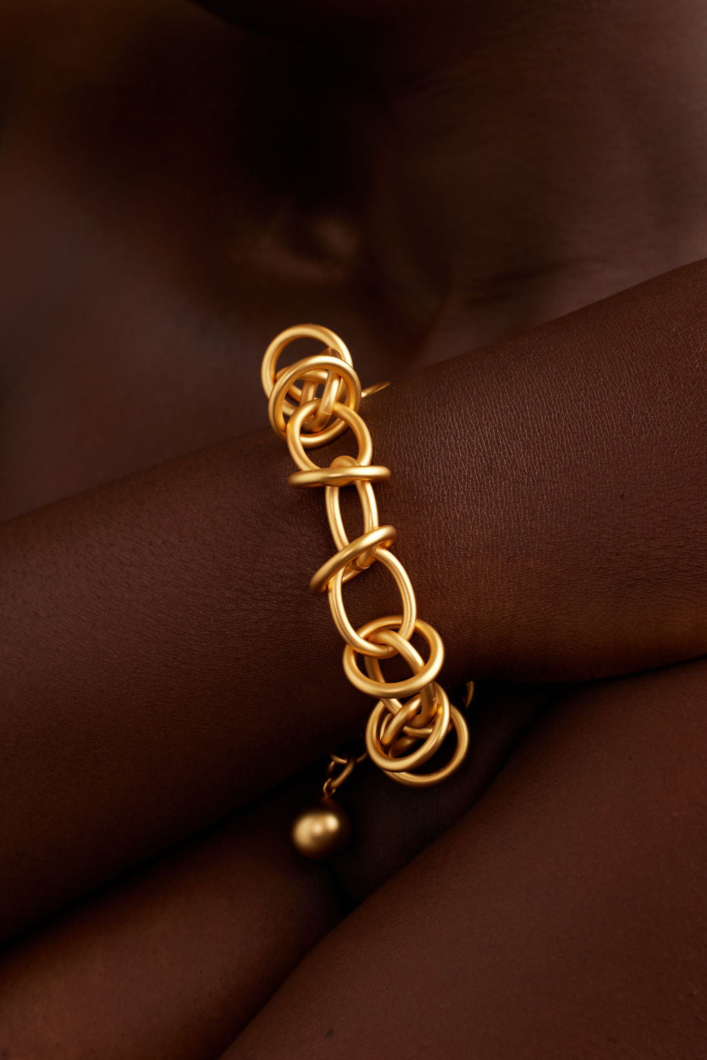 LOUV-BRACELET-GOLD-LINK-HAND-VIEW